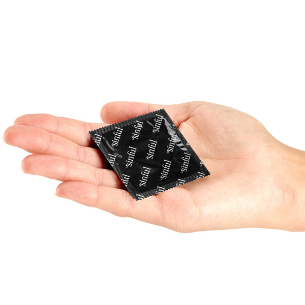Sinful Préservatifs Anatomiques 10 pcs Image du produit avec des mains 50