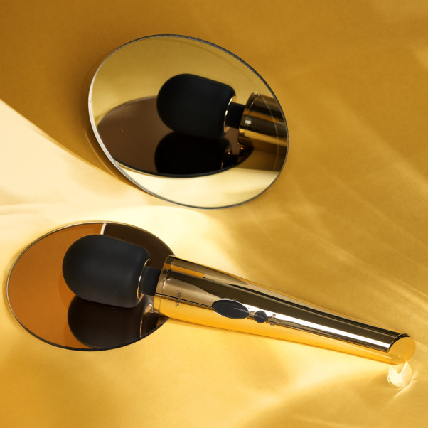 Sinful Luxy Gold Vibromasseur Magic Wand Extra Puissant Image d'ambiance 5
