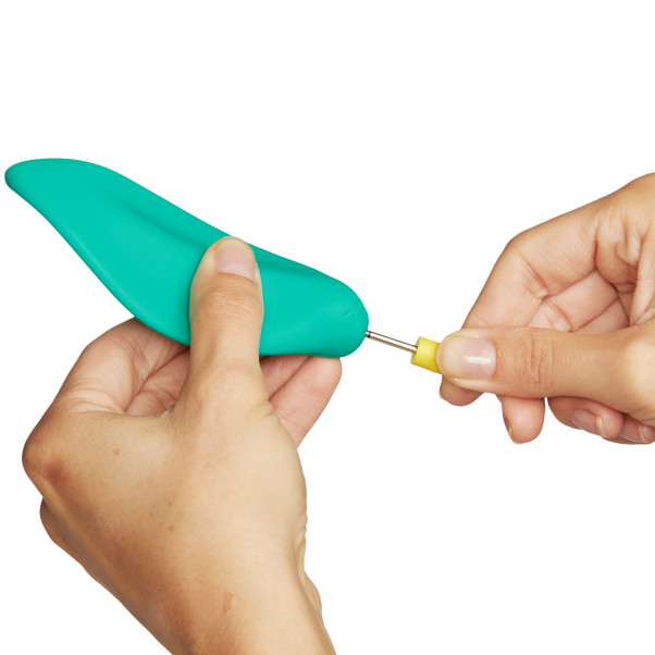 ROMP Wave Vibromasseur Clitoridien Image du produit avec des mains 53