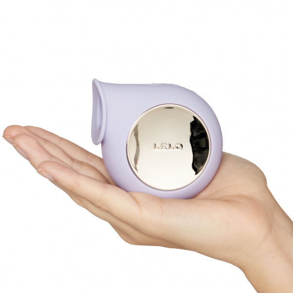 LELO Sila Cruise Stimulateur Clitoridien Image du produit avec des mains 50