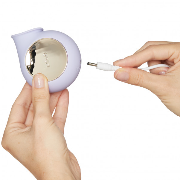 LELO Sila Cruise Stimulateur Clitoridien Image du produit avec des mains 51