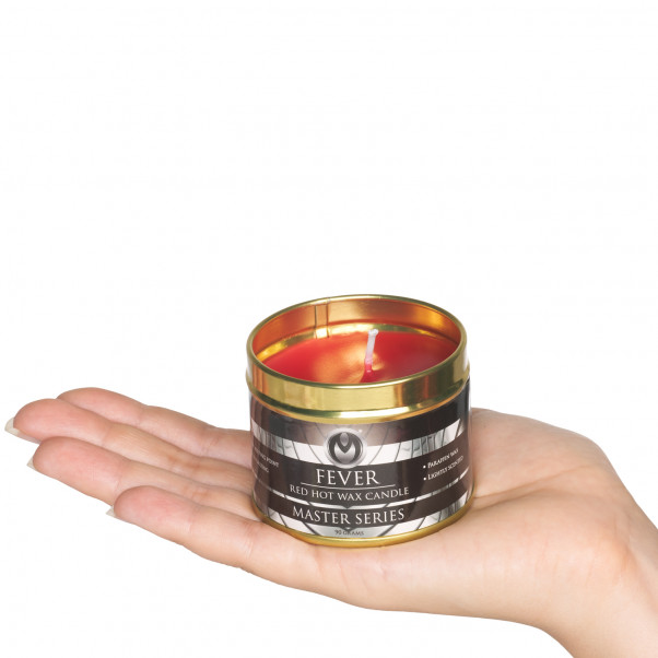 Master Series Fever Red Hot Bougie Image du produit avec des mains 50