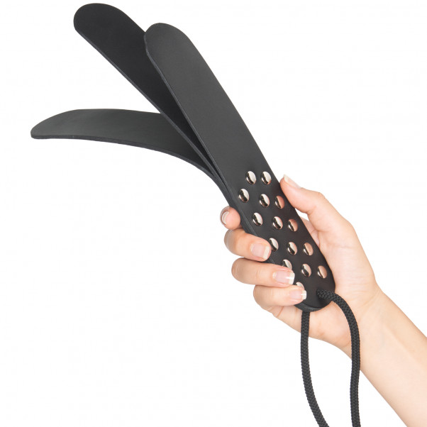 Strict Leather Three Layer Slapper Image du produit avec des mains 50