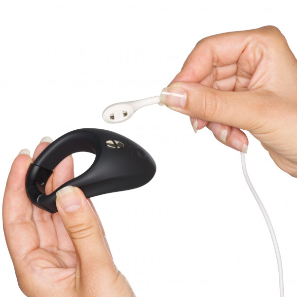 We-Vibe Bond Anneau Masculin Vibrant Image du produit avec des mains 52