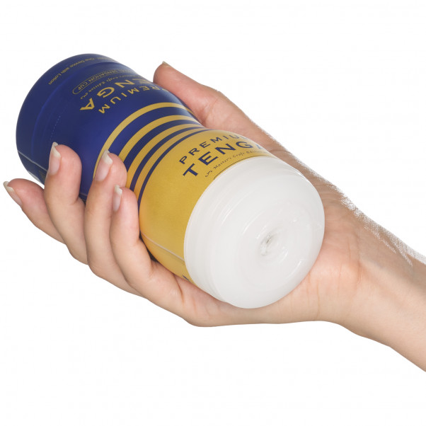TENGA Premium Dual Sensation Cup Masturbateur Image du produit avec des mains 50