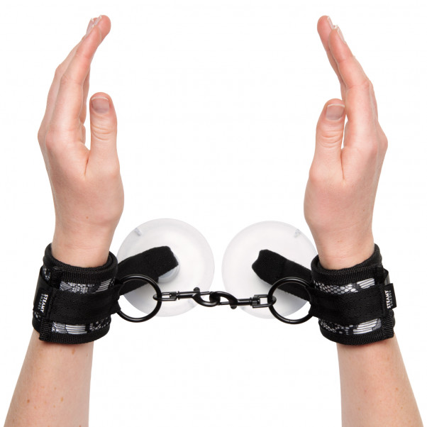 Steamy Shades Menottes à Ventouse Image du produit avec des mains 51