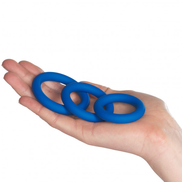 Mr. Membr Ensemble d'Anneaux Péniens Bleus Extra Épais Image du produit avec des mains 50