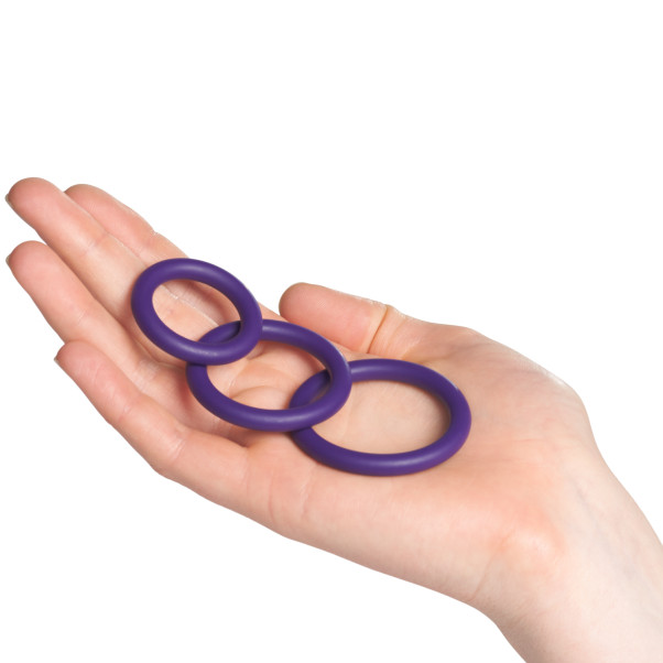 Sinful Passion Purple Anneau Pénien Violet 3 pcs Image du produit avec des mains 50