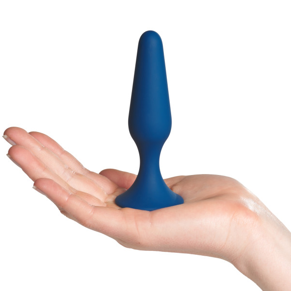 Sinful Business Blue Slim Plug Anal Petit Image du produit avec des mains 50