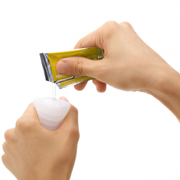 TENGA Pocket Spark Beads Masturbateur Image du produit avec des mains 50