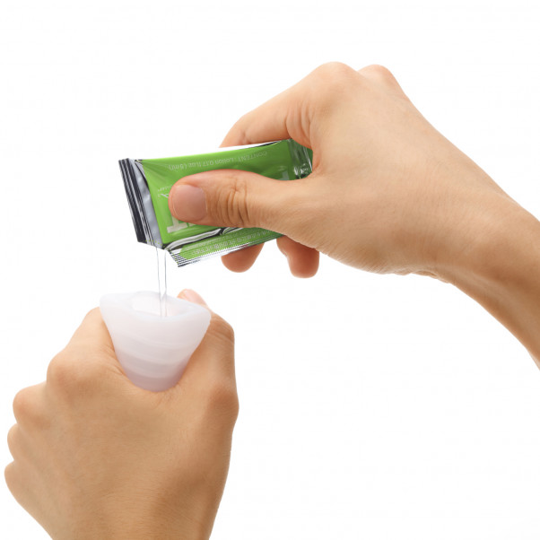 TENGA Pocket Click Ball Masturbateur Image du produit avec des mains 50