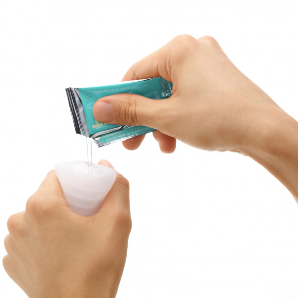 TENGA Pocket Wave Line Masturbateur Image du produit avec des mains 50