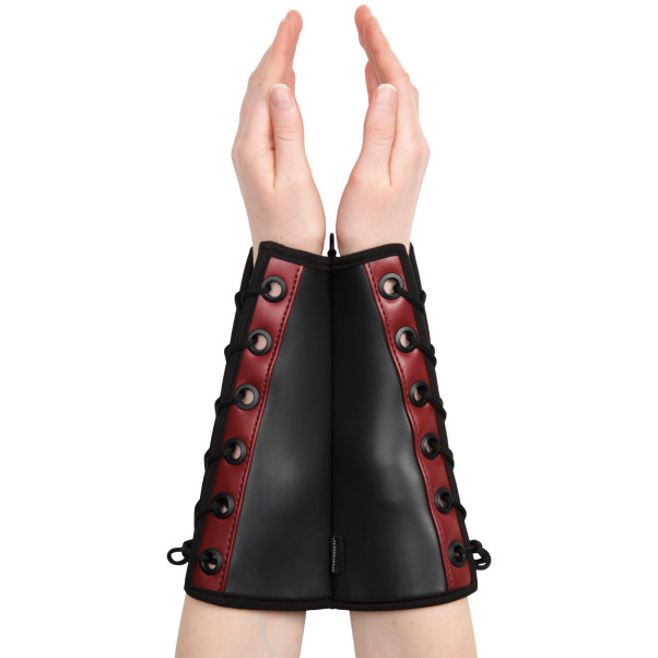 Sportsheets Saffron Manchettes d'Avant-bras Image du produit avec des mains 50