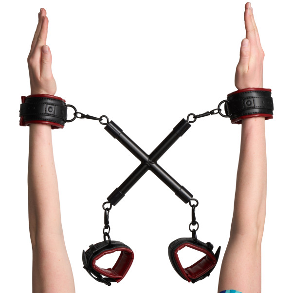 Sportsheets Saffron Ensemble Hogtie and Menottes de Bondage Image du produit avec des mains 50