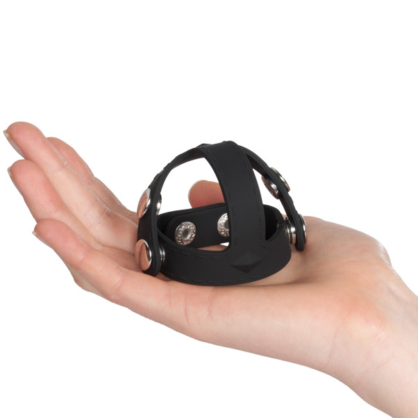 Blue Line C&B Gear Anneau Masculin En Silicone Avec Séparateur De Testicules Image du produit avec des mains 50