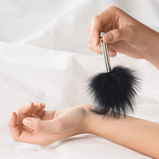 Sinful Tease Plumes Manchon Argenté Image du produit avec des mains 50