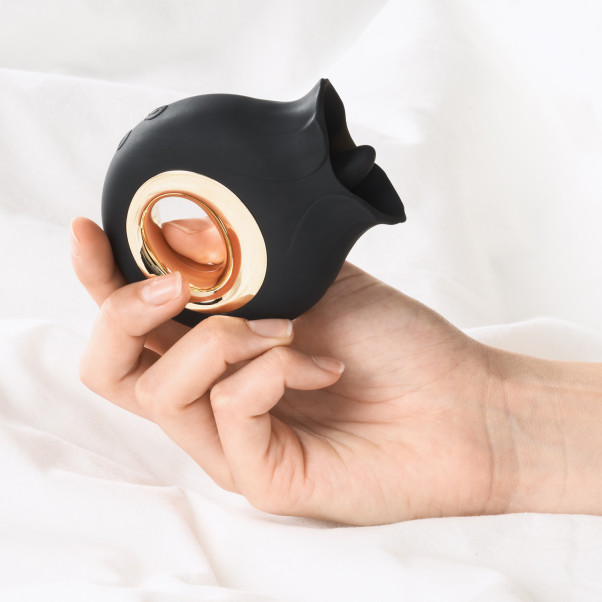 Sinful French Kiss Vibromasseur Rechargeable Image du produit avec des mains 50