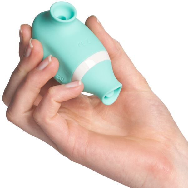 Tracy's Dog Blowy Stimulateur Clitoridien 2 en 1 Image du produit avec des mains 50