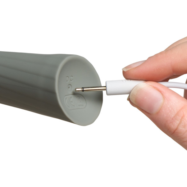 Tracy's Dog Hammer Masseur Wand Gris Image du produit avec des mains 51