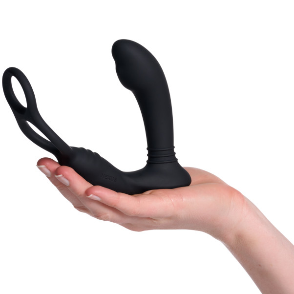 Nexus Simul8 Dual Anal & Perineum Cock and Ball Vibromasseur avec Anneau Pénien Image du produit avec des mains 52