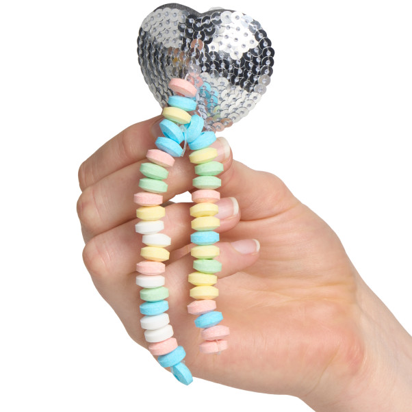 Candy Cache-tétons Sequin avec Pompons Comestibles 60 g Image du produit avec des mains 50