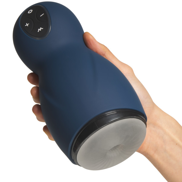 Sinful Sonic Suction Masturbateur Bleu Image du produit avec des mains 50