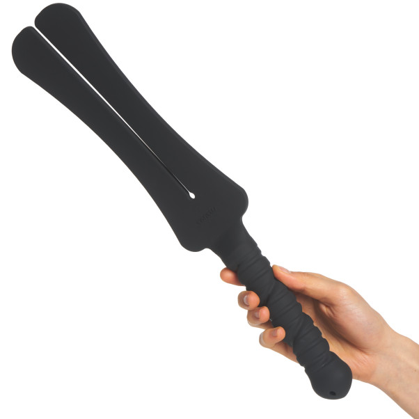 Tantus Trip 2 Tawse Paddle Image du produit avec des mains 50