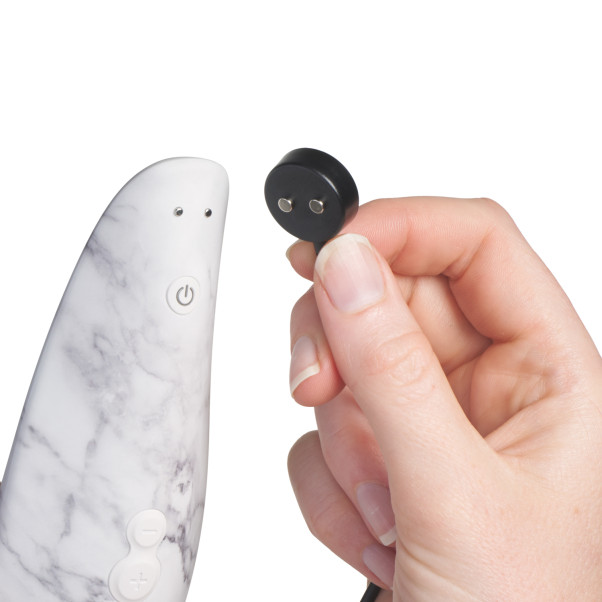 Womanizer Marilyn Monroe Stimulateur Clitoridien Édition Spéciale Image du produit avec des mains 51