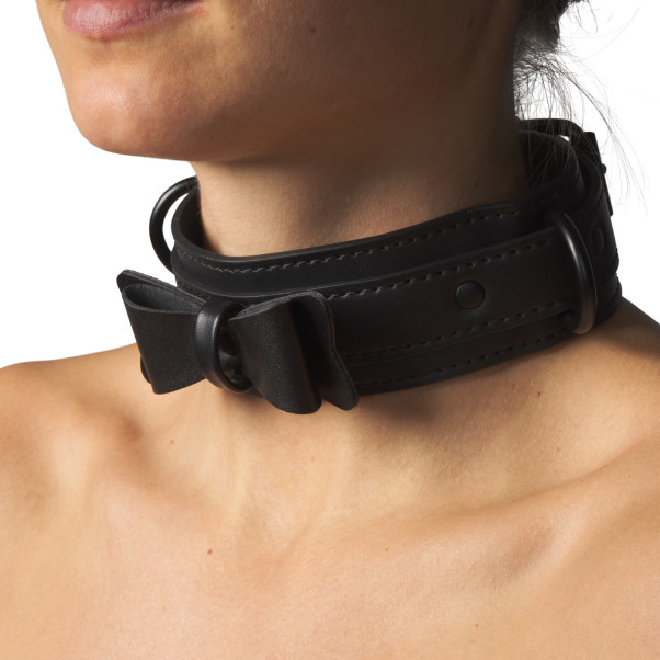 Sportsheets Sincerely Collier Nœud Papillon et Laisse Image du produit avec des mains 50