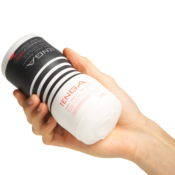 TENGA Dual Sensation Extremes Cup Masturbateur Image du produit avec des mains 50