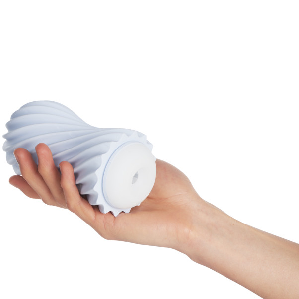 TENGA Flex Bubbly Masturbateur Bleu Image du produit avec des mains 50