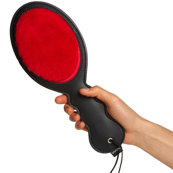 Sportsheets Sex & Mischief Amor Paddle Image du produit avec des mains 50