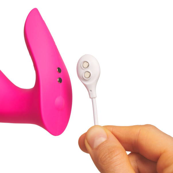 Lovense Flexer Dual Vibromasseur de Culotte Image du produit avec des mains 51