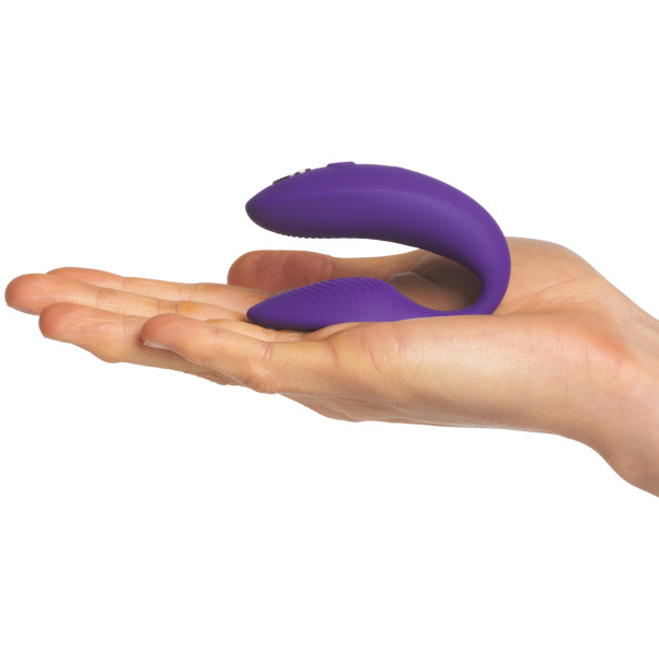 We-Vibe Sync 2 Vibromasseur pour Couples Connecté et Télécommandé Image du produit avec des mains 50