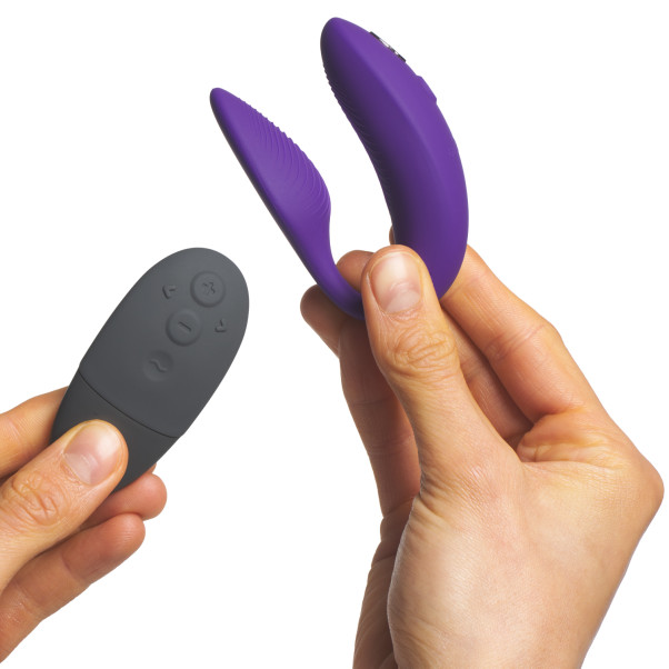 We-Vibe Sync 2 Vibromasseur pour Couples Connecté et Télécommandé Image du produit avec des mains 51