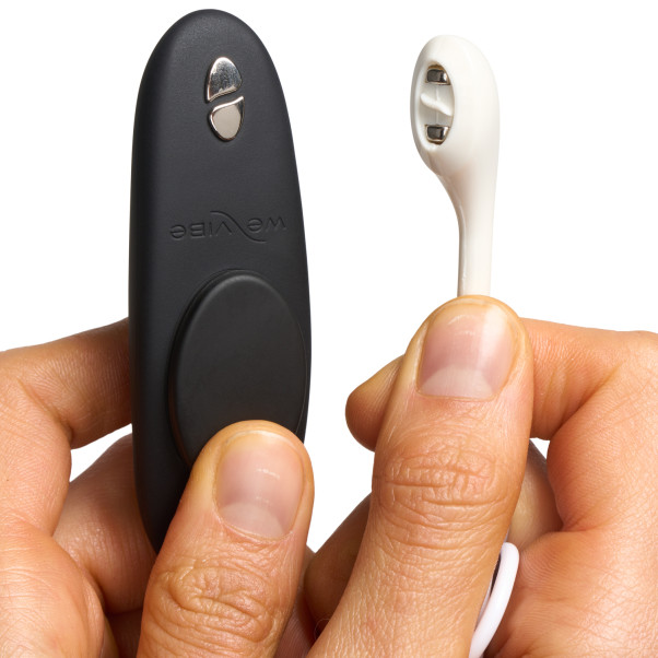We-Vibe Moxie+ Vibromasseur pour Culotte Télécommandé Image du produit avec des mains 52