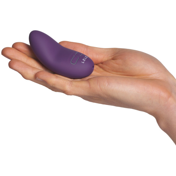 LELO Lily 3 Masseur Personnel Image du produit avec des mains 50