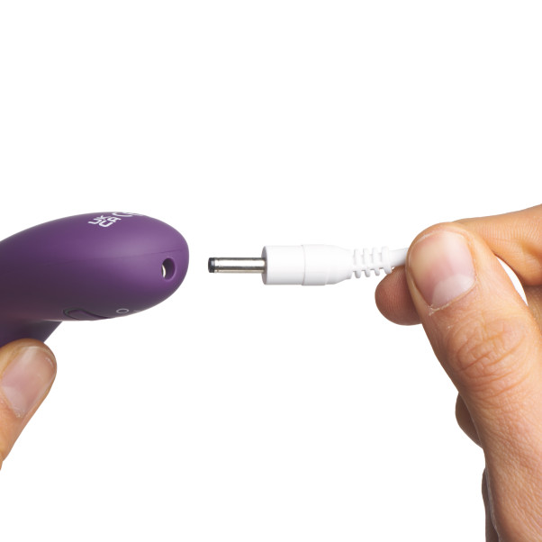 LELO Lily 3 Masseur Personnel Image du produit avec des mains 51