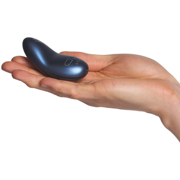 LELO Nea 3 Masseur Personnel Image du produit avec des mains 50