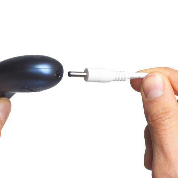 LELO Nea 3 Masseur Personnel Image du produit avec des mains 51