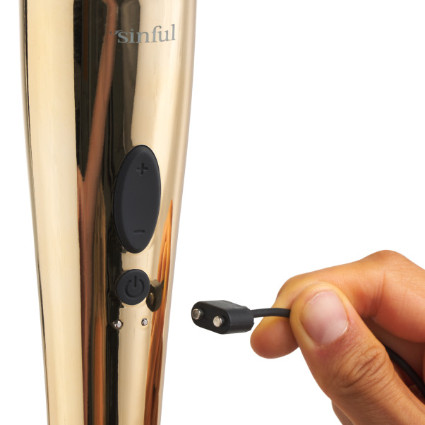 Sinful Luxy Gold Vibromasseur Magic Wand Extra Puissant Image du produit avec des mains 51