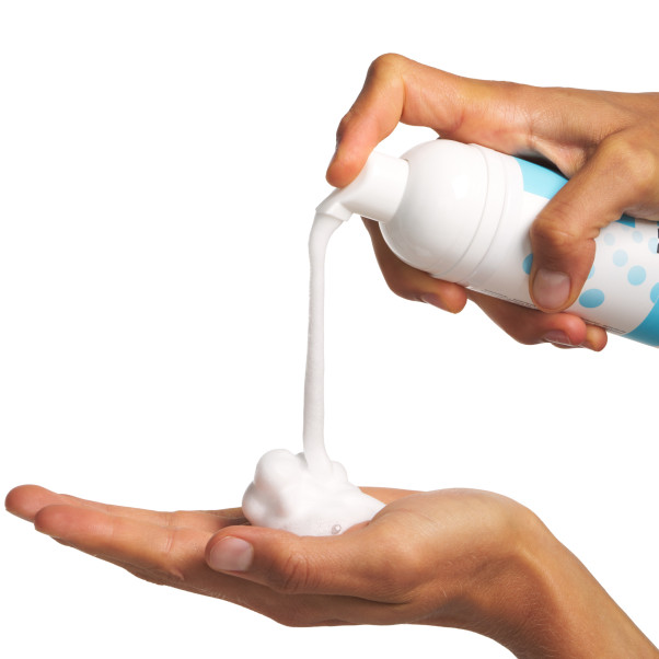 System JO Refresh Nettoyant Moussant pour Jouets 207 ml Image du produit avec des mains 51