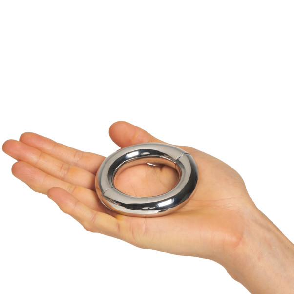 Master Series Mega Magnetize Anneau Pénien Magnétique en Acier Inoxydable Image du produit avec des mains 50
