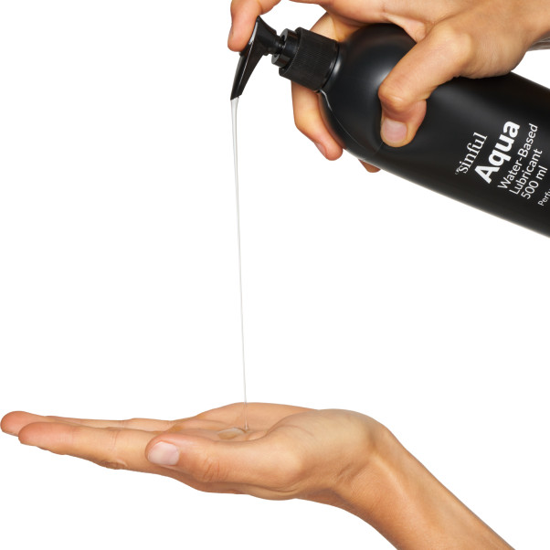 Sinful Aqua Lubrifiant à Base d'Eau 500 ml Image du produit avec des mains 51