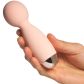 Sinful Peach Mini Vibromasseur Wand Image du produit avec des mains 50