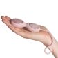 Le Wand Yoni Rose Quartz Double Boules de Geisha Image du produit avec des mains 50