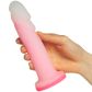 Tantus Flurry Dual Density Gode Point G Image du produit avec des mains 50